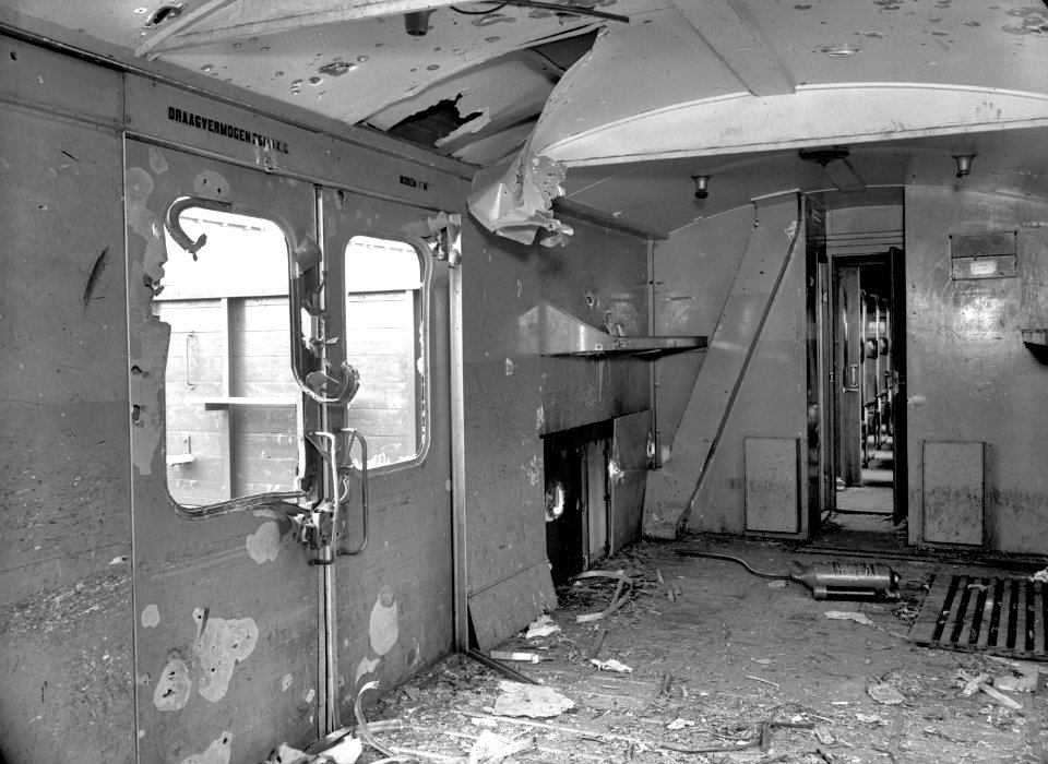HUA-152759-Interieur van de bagageafdeling van een door oorlogshandelingen vernield electrisch treinstel mat. 1936 van de N.S