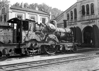 HUA-152762-Afbeelding van de door oorlogshandelingen beschadigde stoomlocomotief nr. 1808 (serie 1700-1800, nrs. 1701-1835) van de N.S. bij het locomotievendepot te Arnhem