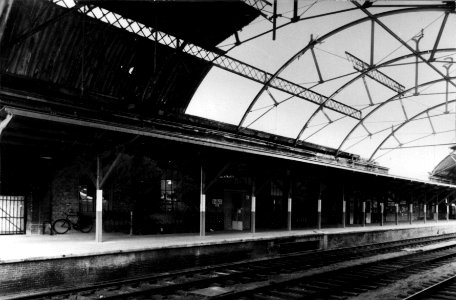 HUA-152767-Afbeelding van een perron en de door oorlogshandelingen vernielde perronkap van het N.S.-station Arnhem te Arnhem