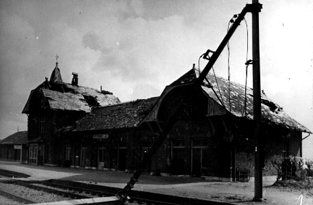 HUA-152774-Gezicht op het door oorlogshandelingen beschadigde N.S.-station Oosterbeek Laag te Oosterbeek