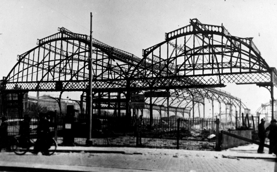 HUA-152776-Gezicht op de door het bombardement van 14 mei 1940 vernielde perronkappen van het NS station Rotterdam Maas te Rotterdam