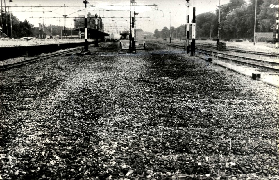 HUA-152790-Afbeelding van het tijdens de oorlog opgebroken emplacement bij het N.S.-station Dordrecht te Dordrecht
