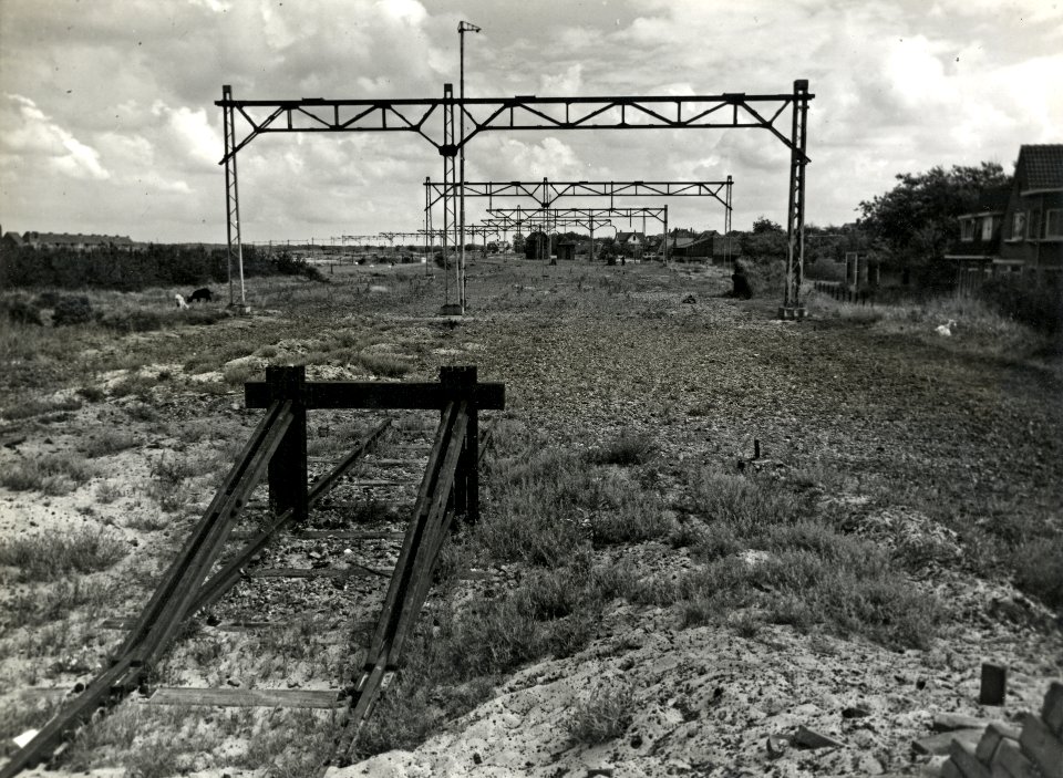 HUA-152792-Afbeelding van het tijdens de oorlog opgebroken emplacement bij het N.S.-station Zandvoort aan Zee te Zandvoort
