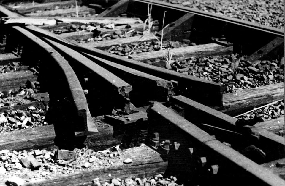 HUA-152800-Afbeelding van tijdens de oorlog vernielde rails van de N.S