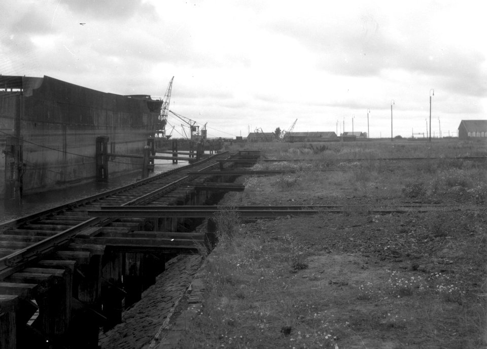 HUA-152802-Gezicht op het tijdens de oorlog geplunderde terrein van het Houtbereidingsbedrijf (HBI) van de N.S. te Dordrecht