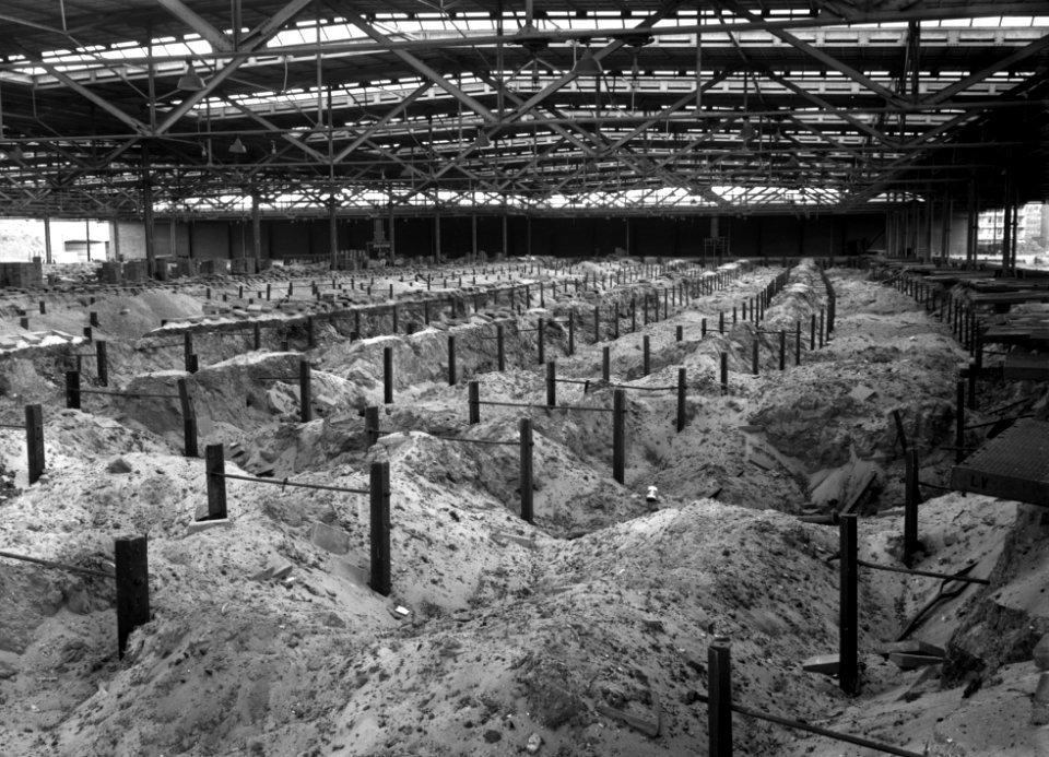 HUA-152804-Interieur van de vrachtgoederenloods van de N.S.aan de Cruquiuskade te Amsterdam die tijdens de oorlog grotendeels onttakeld werd