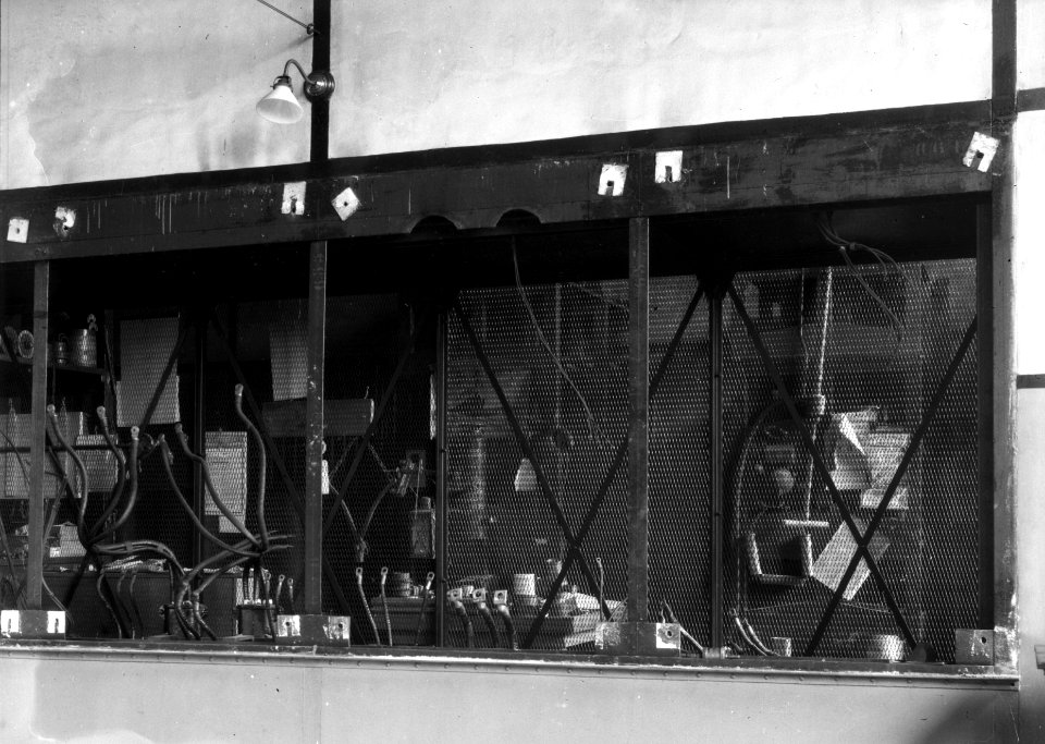 HUA-152808-Interieur van de tijdens de oorlog geplunderde werkplaats van het Houtbereidingsbedrijf (HBI) van de N.S. te Dordrecht