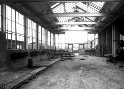 HUA-152810-Interieur van de tijdens de oorlog geplunderde werkplaats van het Houtbereidingsbedrijf (HBI) van de N.S. te Dordrecht