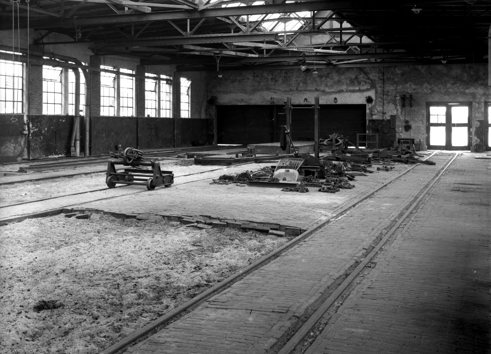 HUA-152812-Interieur van de tijdens de oorlog geplunderde werkplaats van het Houtbereidingsbedrijf (HBI) van de N.S. te Dordrecht