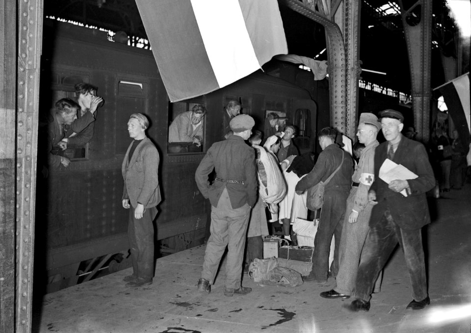 HUA-152826-Afbeelding van de aankomst van gerepatrieerden uit Duitsland met de trein op het N.S.-station Utrecht C.S. te Utrecht