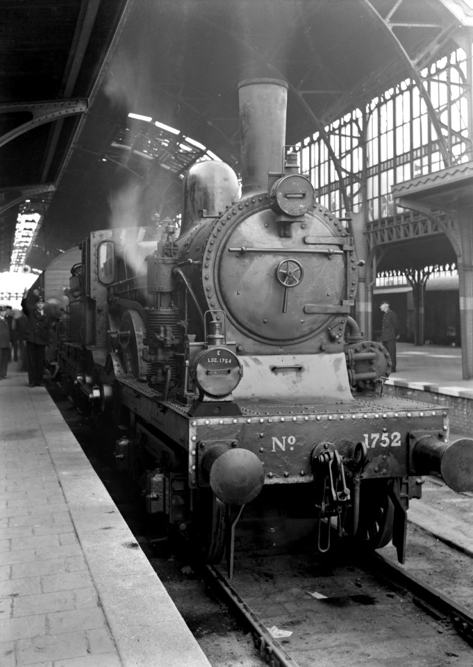 HUA-152828-Afbeelding van de eerste trein na de oorlog met stoomlocomotief nr 1752 serie 1700 1800 van de NS op het NS station Utrecht CS te Utrecht