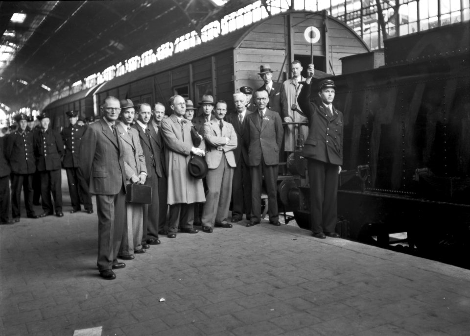 HUA-152830-Afbeelding van de N.S.-directie bij eerste trein na de oorlog op het perron van het N.S.-station Utrecht C.S. te Utrecht