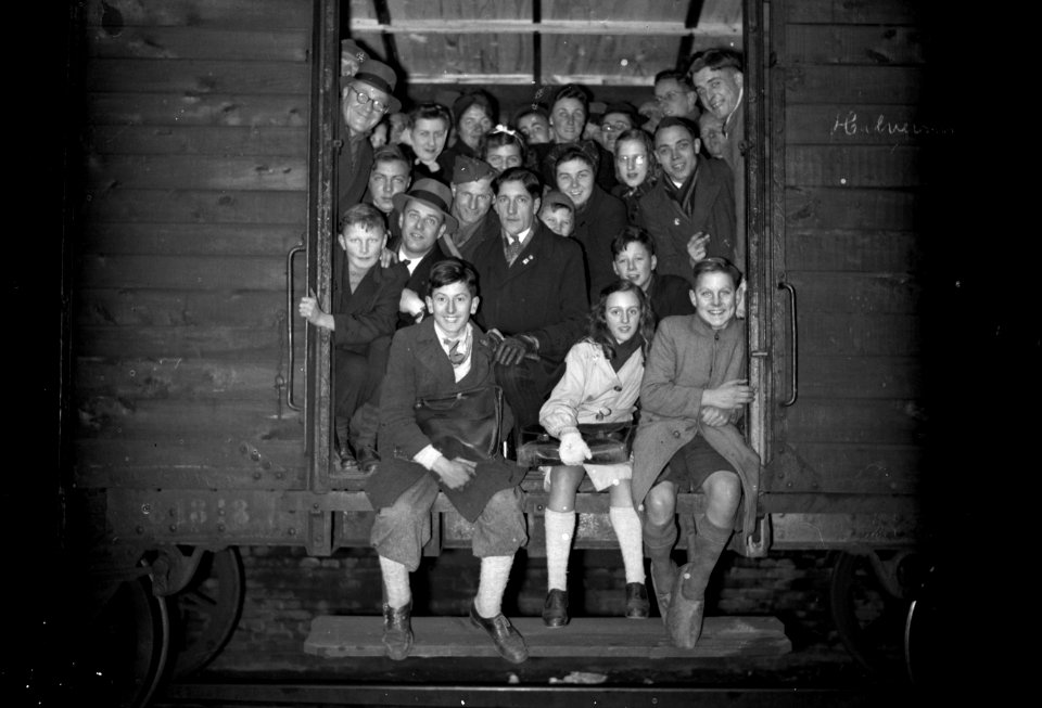 HUA-152853-Afbeelding van het vervoer van reizigers in een goederenwagen, in verband met materieelgebrek bij de N.S., kort na de Tweede Wereldoorlog