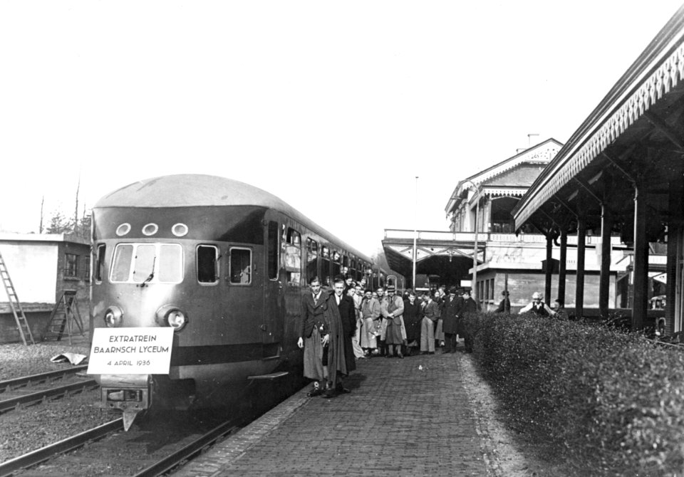 HUA-152941-Afbeelding van een diesel-electrisch treisntel DE 3 (serie 11-50) van de N.S. als extra trein voor scholieren van het Baarnsch Lyceum langs het perron van het N.S.-station Baarn te Baarn