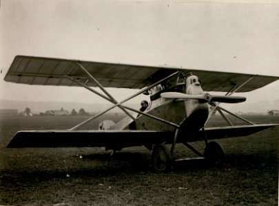 Hptm.R.Stoisavljevic mit Kampfeinsitzer. (14-8.1917.) (BildID 15802190)