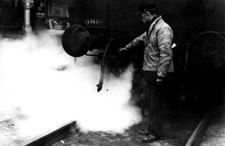 HUA-153538-Afbeelding van het doorblazen van de stoomverwarming, met rechts een rangeerder