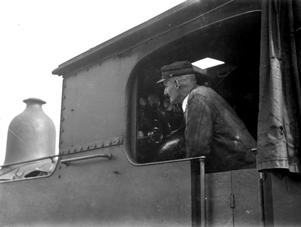 HUA-153545-Afbeelding van een machinist in een stoomlocomotief