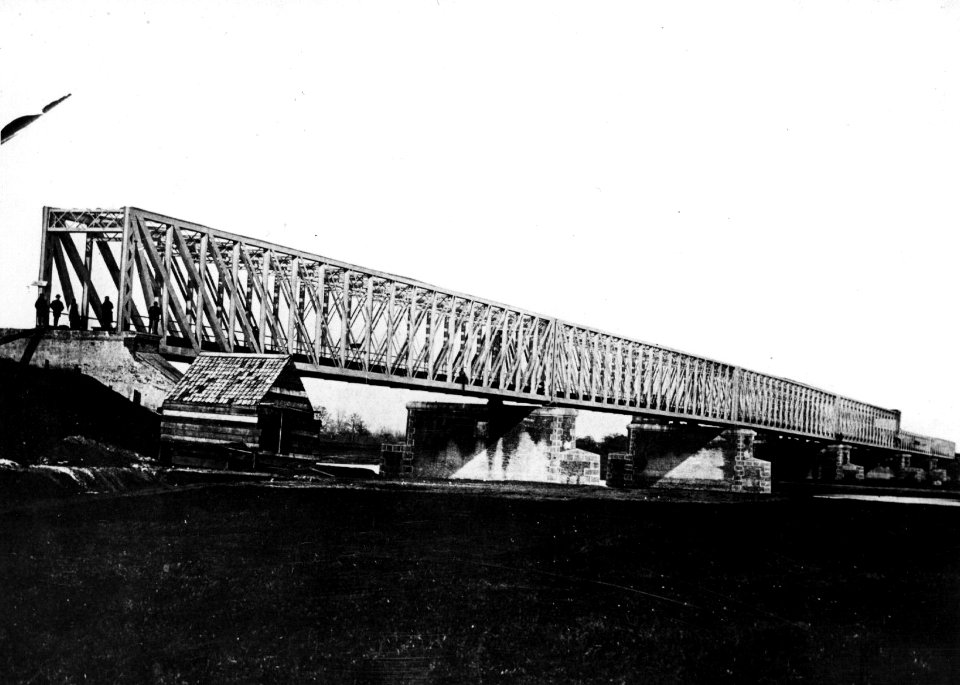 HUA-153553-Gezicht op de spoorbrug over de Maas bij Ravenstein