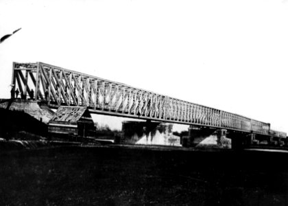 HUA-153553-Gezicht op de spoorbrug over de Maas bij Ravenstein