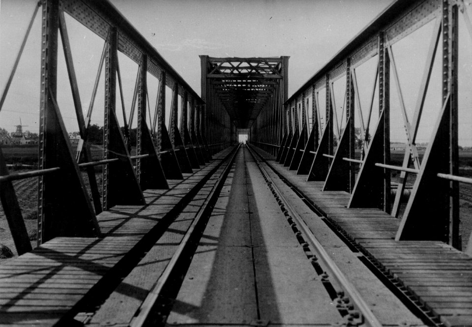 HUA-153555-Gezicht op de spoorbrug over de Maas bij Ravenstein vanuit het noordoosten