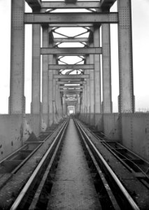 HUA-153557-Gezicht op de herstelde spoorbrug over de Maas bij Ravenstein