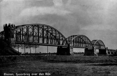 HUA-153559-Gezicht op de spoorbrug over de Rijn bij Rhenen