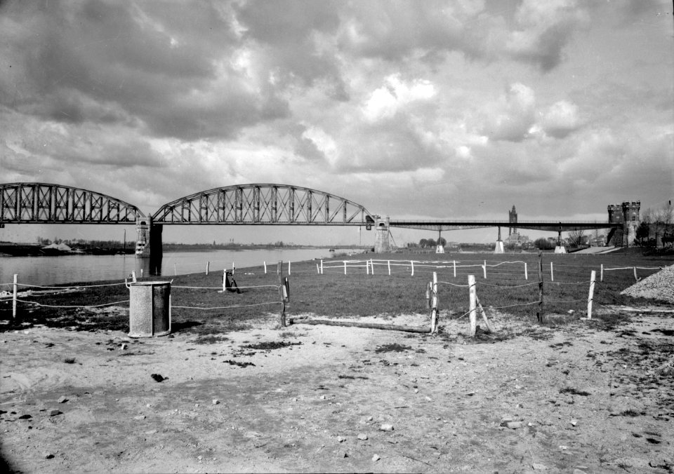 HUA-153561-Gezicht op de spoorbrug over de Rijn bij Rhenen vanuit het oosten met rechts het provosorisch herstelde gedeelte