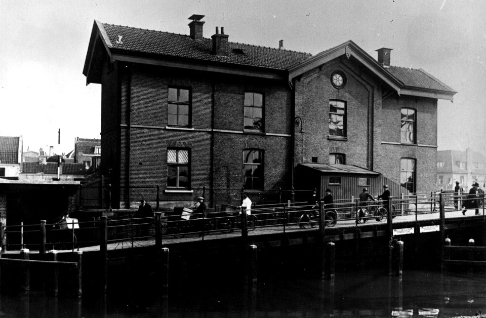 HUA-153585-Gezicht op de opgang naar de Jeremiebrug te Utrecht met het S.S.-dienstgebouw (brugwachterswoning spoorbruggen Vaartsche Rijn)