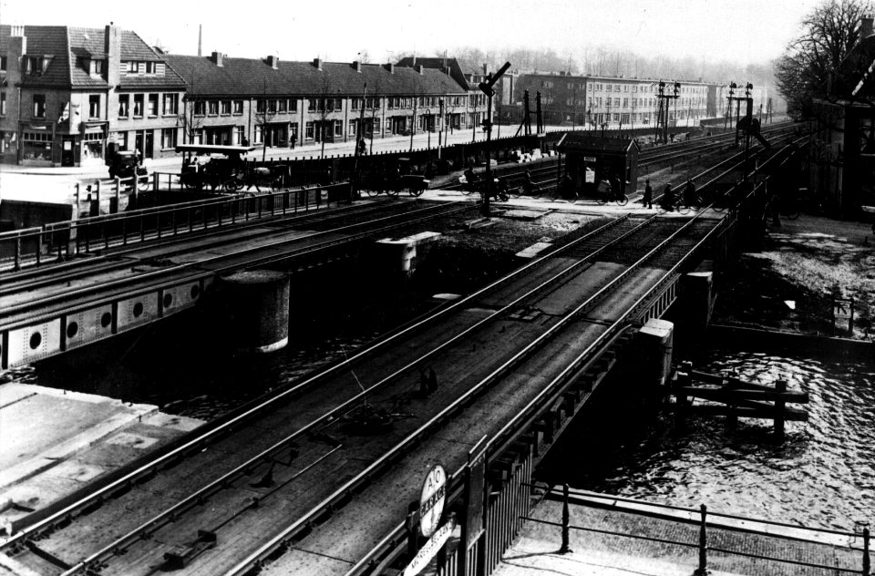 HUA-153587-Gezicht op de spoorbruggen over de Vaartsche Rijn te Utrecht nabij de halte Utrecht Jeremiebrug. Op de achtergrond post E