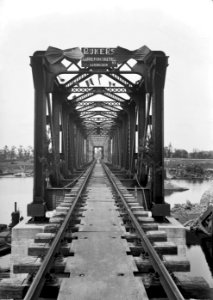 HUA-153612-Gezicht op de van oorlogsschade herstelde spoorbrug over de Maas bij Venlo