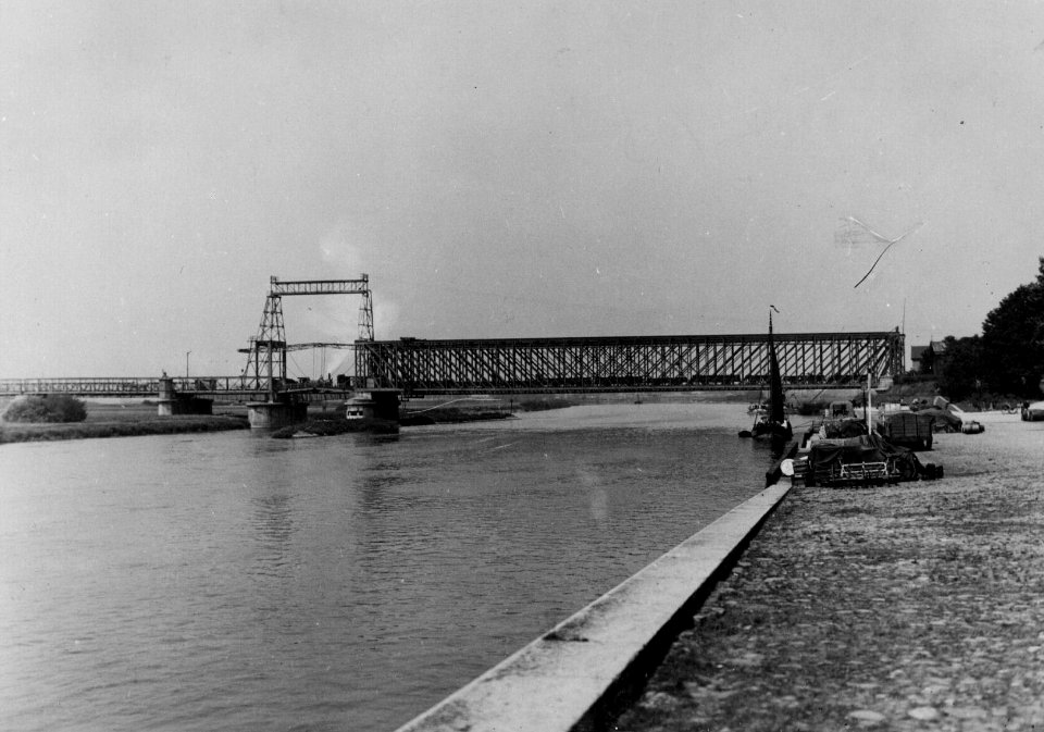 HUA-153643-Gezicht op de spoorbrug over de IJssel bij Zutphen
