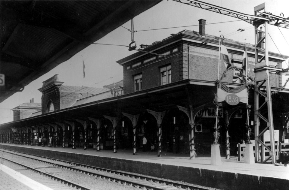 HUA-153802-Gezicht op een versierd perron van het N.S-station Leiden te Leiden ter gelegenheid van het 100-jarig bestaan van de N.S.