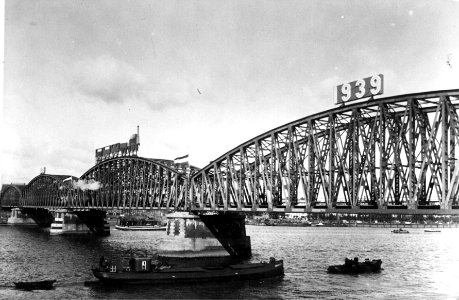 HUA-153810-Gezicht op de versierde spoorbrug te Rotterdam ter gelegenheid van het 100-jarig bestaan van de N.S. photo
