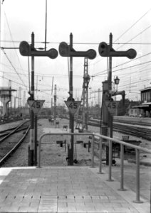 HUA-153868-Afbeelding van drie mechanisch bediende hoofdseinen met snelheidsbeperkingsborden aan de noordzijde van het NS station Utrecht CS te Utrecht