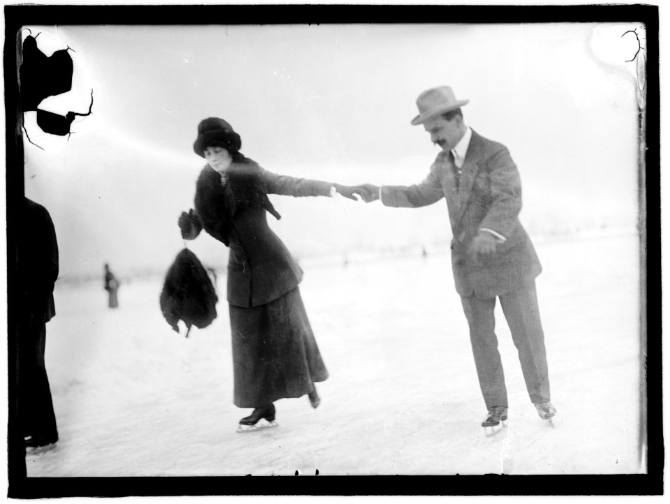 HOWARD, MISS EDITH. SKATING WITH HENRI MARTIN, OF SWISS LEGATION LCCN2016863482