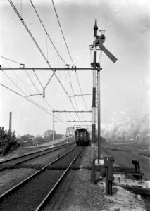 HUA-153874-Afbeelding van een automatisch bediend voorsein van de N.S. met een stoomtrein ter hoogte van de spoorbrug over het Merwedekanaal te Utrecht (spoorlijn Utrecht-Rotterdam)