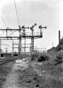 HUA-153888-Afbeelding van een drievoudig vertakkingssein van de N.S. met snelheidsbeperkingsborden aan de westzijde van het N.S.-station Amersfoort te Amersfoort
