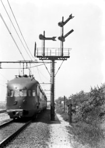 HUA-153886-Afbeelding van een tweevoudig aftakkings bordessein met voorsein van de NS met een electrisch treinstel mat 1936 op de spoorlijn Amsterdam Utrecht nab