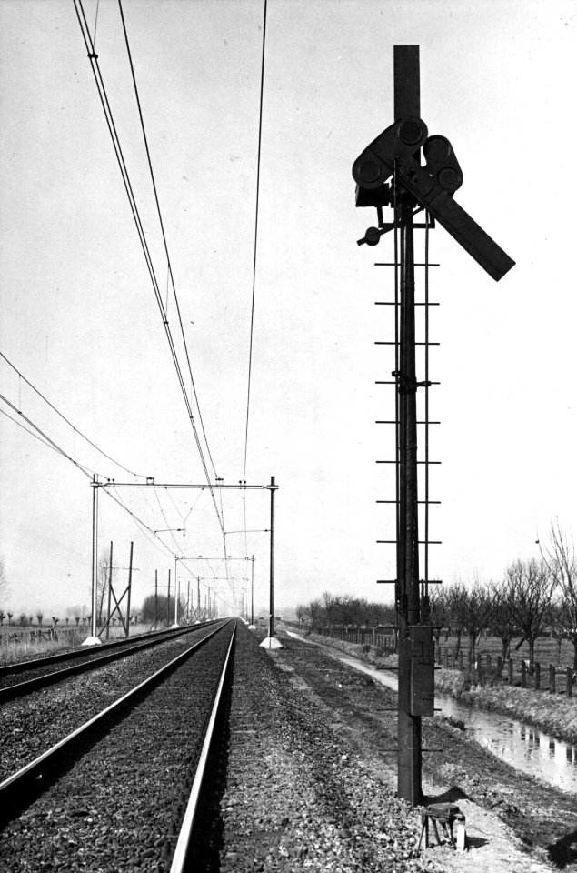 HUA-153894-Afbeelding van een aftakkingsvoorsein van de N.S. tussen Utrecht en Houten