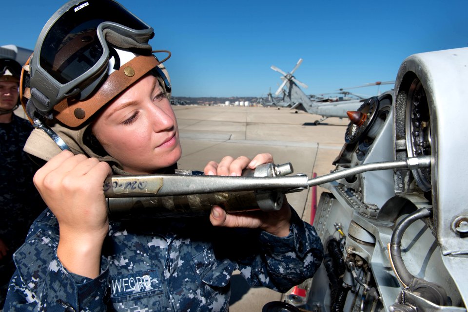 HSC-21 conducts daily inspections 141002-N-CF750-095