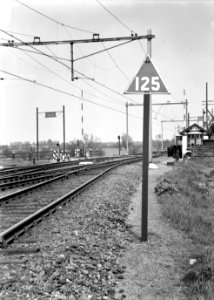 HUA-153935-Afbeelding van het bord einde snelheidsbeperking, maximum snelheid 125 km.-u. van de N.S. bij het spoorknooppunt Blauwkapel bij Utrecht, met rechts op de achtergrond Blokpost Blo (Blauwkapel Oost) e