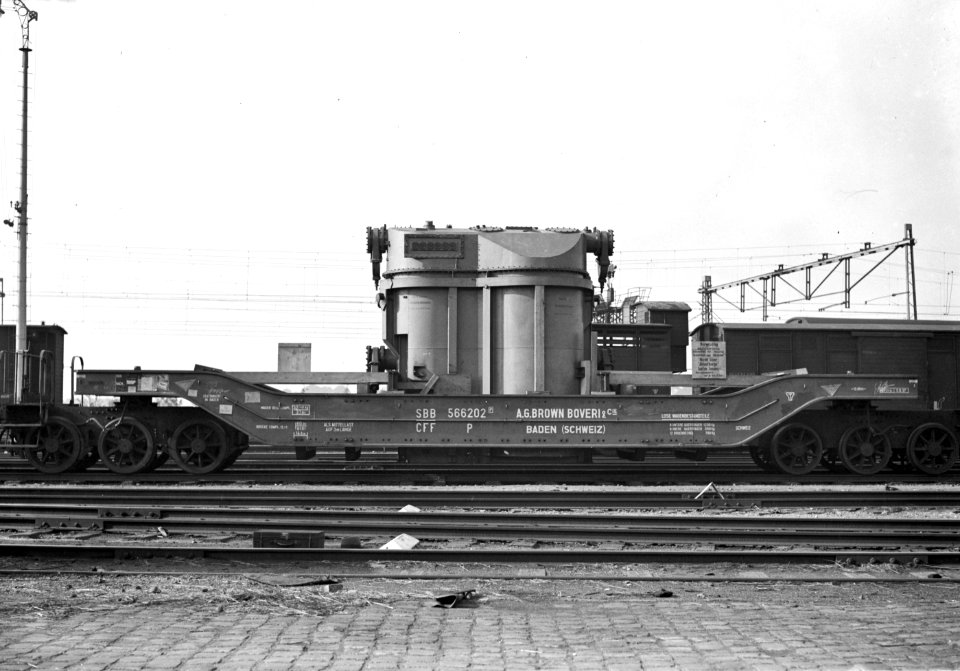 HUA-154073-Afbeelding van een kuilwagen van A. G. Brown Boveri (Zwitserland) met een transformator op het N.S.-emplacement te Roosendaal