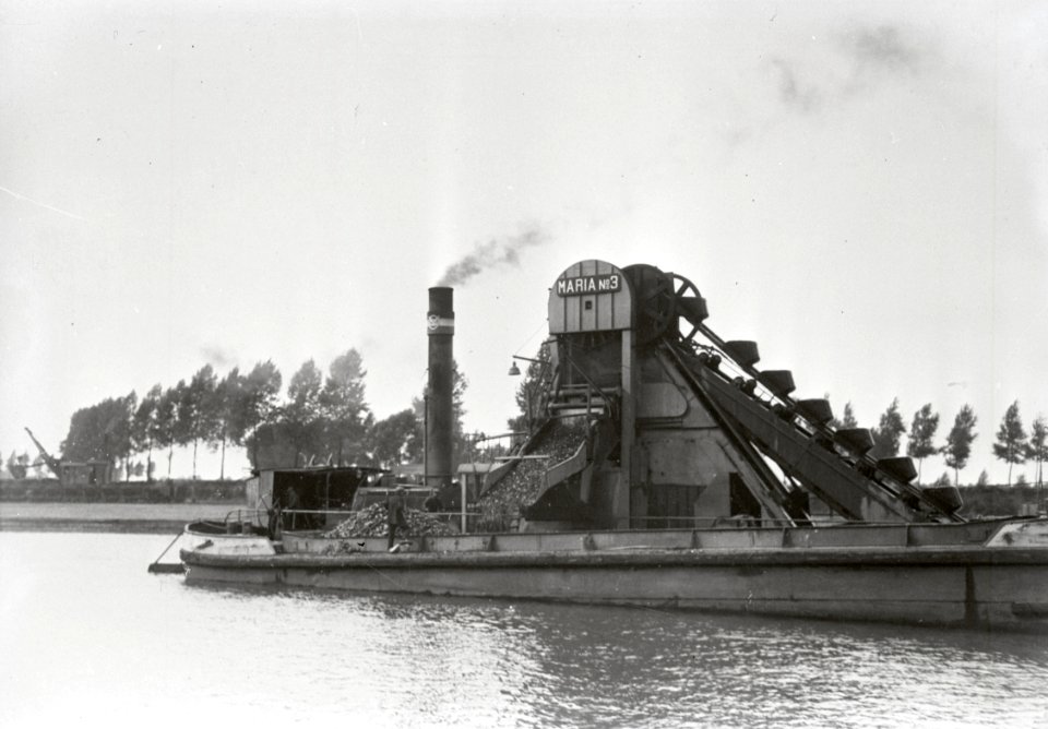HUA-154241-Afbeelding van een baggerschuit voor het baggeren van grind voor de NS bij Grinderij Linne te Linne