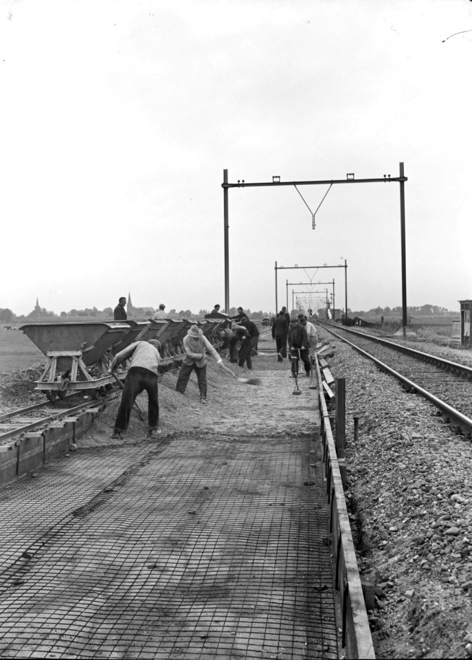 HUA-154268-Afbeelding van baanwerkers tijdens de heraanleg (baanverzwaring) van de spoorlijn Amsterdam-Utrecht bij Abcoude