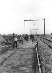 HUA-154268-Afbeelding van baanwerkers tijdens de heraanleg (baanverzwaring) van de spoorlijn Amsterdam-Utrecht bij Abcoude