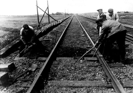 HUA-154266-Afbeelding van baanwerkers tijdens vernieuwingswerkzaamheden aan de spoorlijn bij Voorburg