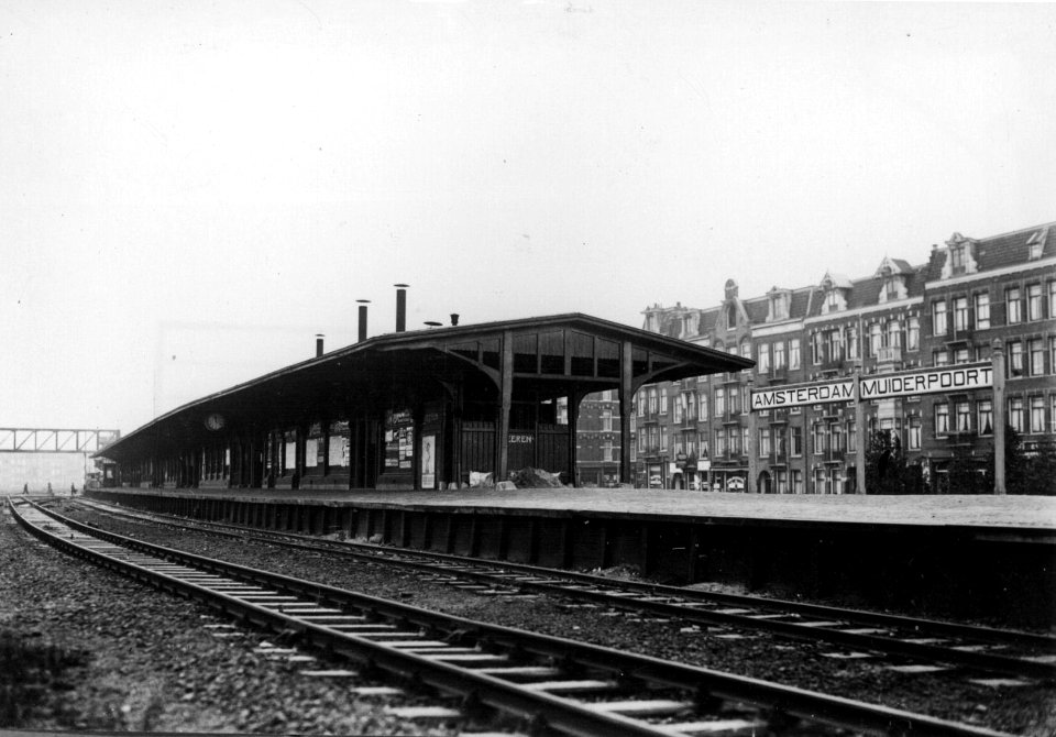 HUA-154567-Gezicht op het N.S.-station Amsterdam Muiderpoort te Amsterdam