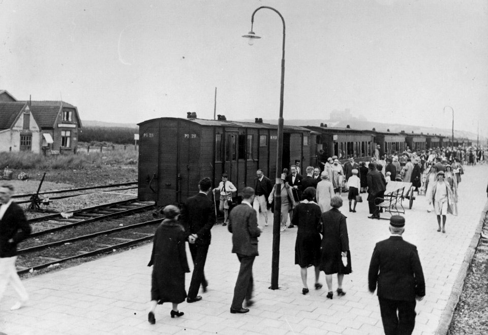 HUA-154595-Gezicht op de stoomtram Alkmaar-Bergen aan Zee langs het perron van het station Bergen aan Zee