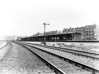 HUA-154587-Gezicht op het NS station Amsterdam Muiderpoort te Amsterdam NB De afbeelding maakt deel uit van een serie foto s met betrekking tot de Spoorwegwerken