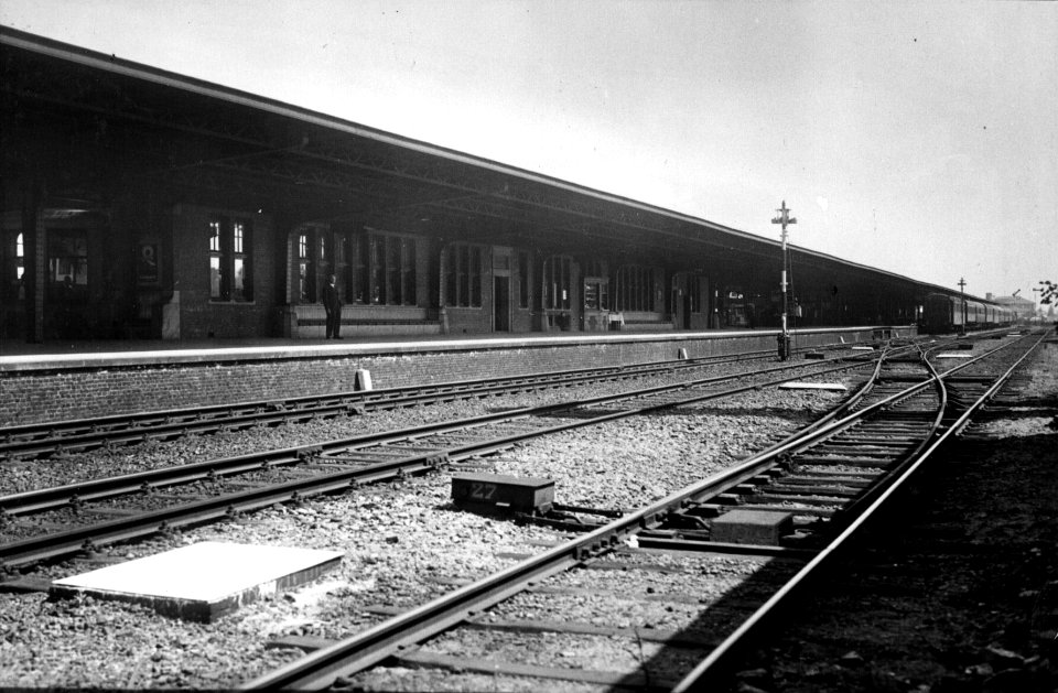 HUA-154607-Gezicht op het perron van het N.S.-station Deventer te Deventer